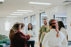 Kurze Teambuilding-Spiele ohne Material – diese Gruppenspiele stärken den Teamgeist