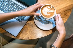 Wie viel Kaffee ist gesund? Tipps für den Alltag im Büro